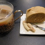 シロカッコヤ - アイスチャイとロールケーキ