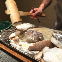 濱壹 - 塩釜を木槌で