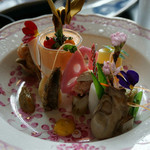 Kuriente Kawabata - 前菜一皿目。
                        鮑、牡蠣、バイ貝に厳選された野菜。