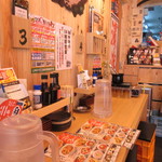 Mekikinoginji - 私は一人だったんで店舗入り口にあるカウンターを使わせていただいて食事です、こういう壁に向かったカウンター席があるってものランチや朝食営業をされてるからでしょうか？
                      