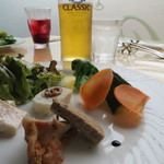 前菜　オシャレに撮ったみた♪(ピクルス・鶏の燻製・レバーパテ・チキンハム・白身魚）(2016年6月）