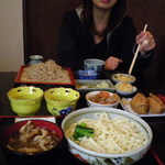 Kurumazawaudon - きのこ汁うどん（大盛り）と
                        冷たいお蕎麦のいなりセットにしてみました！
