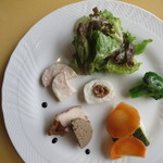 トラットリア カルマ - 前菜　上から撮ったとこ(ピクルス・鶏の燻製・レバーパテ・チキンハム・白身魚）(2016年6月）