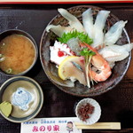 みのり家 - 海鮮丼(生しらす入り)　税別1100円