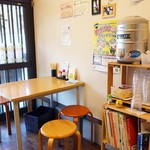 Teuchi Udon Kogera - 店の中央付近にセルフの水、天カスなどが移動しました