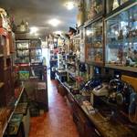 坂栄養食品 坂ビスケット売店 - レトロスペース内部