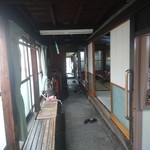 松屋 - 左脇に通路有ります