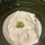 京雀 - 湯葉豆腐。これも甘めのタレに付けていただきました。