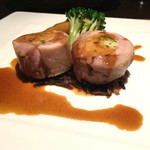 スターロード - フォアグラ入りチキンのムースを包んだ「つくば鶏」をローストに