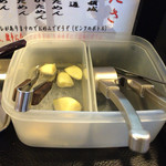 博多長浜らーめん 六角堂 - 生のにんにくをクラッシュして！(2016.06)