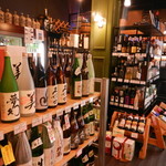 KAKUUCHI BAR L-BOX - 酒屋の店内には豊富なお酒が揃っています