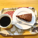 かもめカフェ - チョコレートケーキとコーヒー。カップは黄色のミー。