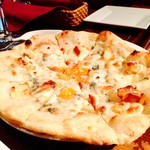 イタリアン BAR 食堂 コックテール - 4種のチーズピザ♪