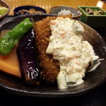 四季自然喰処たちばな ヒルトンプラザイースト店 - 高野豆腐を揚げた物とお野菜。