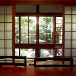 常盤館 - こじんまりとした中庭には、青々と笹が茂る