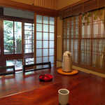 常盤館 - 窓ガラスには瓢箪。お茶を頂きながら、山里の時間はゆったり過ぎる