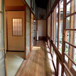 常盤館 - 中庭に面した廊下。この左手の客室に案内いただいた