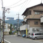 常盤館 - 下仁田駅から徒歩1分。右手にあるベージュ色の建物が、常盤館さんの別館です