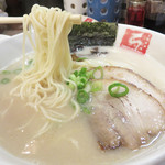 久留米ラーメン 清陽軒 文化街店 - すっぴんラーメン。
                                こちらはラードなしのあっさり優しいタイプ。
                                美容と健康を気にする酔っ払いならコッチです。
                                