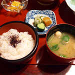 ゆかりを乗せたごはん、三ツ葉・麩入りの味噌汁、お新香。脇役もきちんと美味である