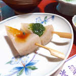 田楽は、酢味噌と山椒味噌で。茹でたこんにゃくの素朴な風味、アツアツを頂こう