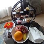 Kempinski Hotel - 部屋に置いてあったフルーツとスイーツ (2016/6)