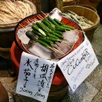 錦・高倉屋 - その店頭に、食べ歩きを誘うきゅうりと水茄子（1本だけ!?）