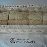 カフェ&ブラッスリー ポール・ボキューズ - 小振りな”お一人様“フランスパン。これで皮はパリッとして中はモチッとしてます