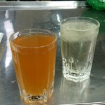 鼻知場商店 - 冷やしあめ(左)と、レモン水(右)