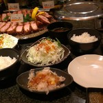 とんかつ マンジェ - 定食セット 490円(ご飯、サラダおかわり無料)