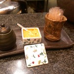 とんかつ マンジェ - 卓上薬味(醤油、辛子)