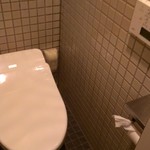 とんかつ マンジェ - 奥にウォシュレット