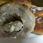 Boulangerie Doumae - ハードだけど温めなくても食べられる硬さ。クリームチーズも美味しいしブルーベリーの優しい甘みもアクセントになるけどパンの味を邪魔せず引き立ててる。200円。