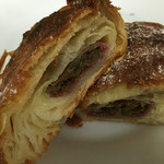 Boulangerie Doumae - クロワッサン生地はサックサク！上にかかった甘い生地もアーモンドの香ばしさもたまらないし、ピスタチオとフランボワーズのフィリングも香り高くて美味しい。なにこれめっちゃ美味しい‼︎280円だっけ？