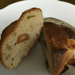 Boulangerie Doumae - パイナップルとマカダミアンナッツが練りこまれてる！当日食べきれなくて翌朝食べたら硬さが増してた。さすがに無添加！硬いけど噛むほどに味があってやっぱり美味しい。200円だったかな？