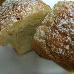 Boulangerie Doumae - 栗とオレンジのブリオッシュ250円。栗が丸ごと入ってる！上にはオレンジの爽やかな香りのする甘い生地がかかってる。なかなか食べ応えあり。