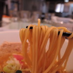 馬鹿坊 - 麺は平打ち中～中太ストレート麺。ツルッツルで、マジで箸と唇から滑り落ちていくｗｗ