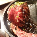 きわみや ごはん - 肉球のお肉を一枚づつはがして、やいていきます！
            この作業も結構楽しい☆