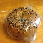 ベーカリー ブレリック - グランベリーベーグル　172円