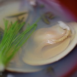 日の出 - 蛤潮汁（蛤、じゅんさい、芽葱、口柚子）（椀盛）