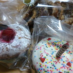 52458336 - 娘のお土産　マフィン２つとシューラスク