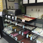 宮寺亀屋 - 午後の訪問で、ショーケースの品揃えもまばらです。