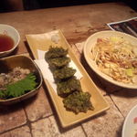 采 - 左から～たこわさ、アーサとモズクの天ぷら、ふーチャンプルー