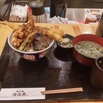 黒天丼 海老蔵 - 『梅　定番天丼』(980円、税込1058円)。海老、1本穴子、イカあられのかき揚げ、オクラ、茄子が入り、あおさ汁と特製ガリ昆布が付きます。