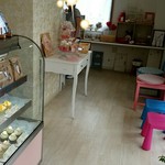 LIRY CUPCAKE. - お店の奥には 焼き菓子や雑貨スペースも