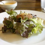 荒井商店 - ランチサラダ＝オニオンソースにチーズ