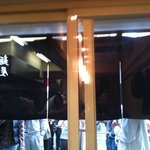 麺屋吉左右 - 麺屋吉左右●店内から暖簾を見る
