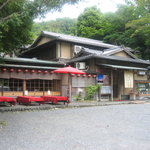 Isobe - 店舗外観・お車はお店の前に停められます