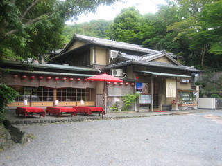 Isobe - 店舗外観・お車はお店の前に停められます