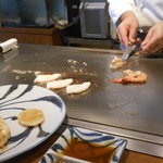 ステーキ工房 小粋 - 目の前で、リズミカルに焼き上げてくださいます。　2016.6